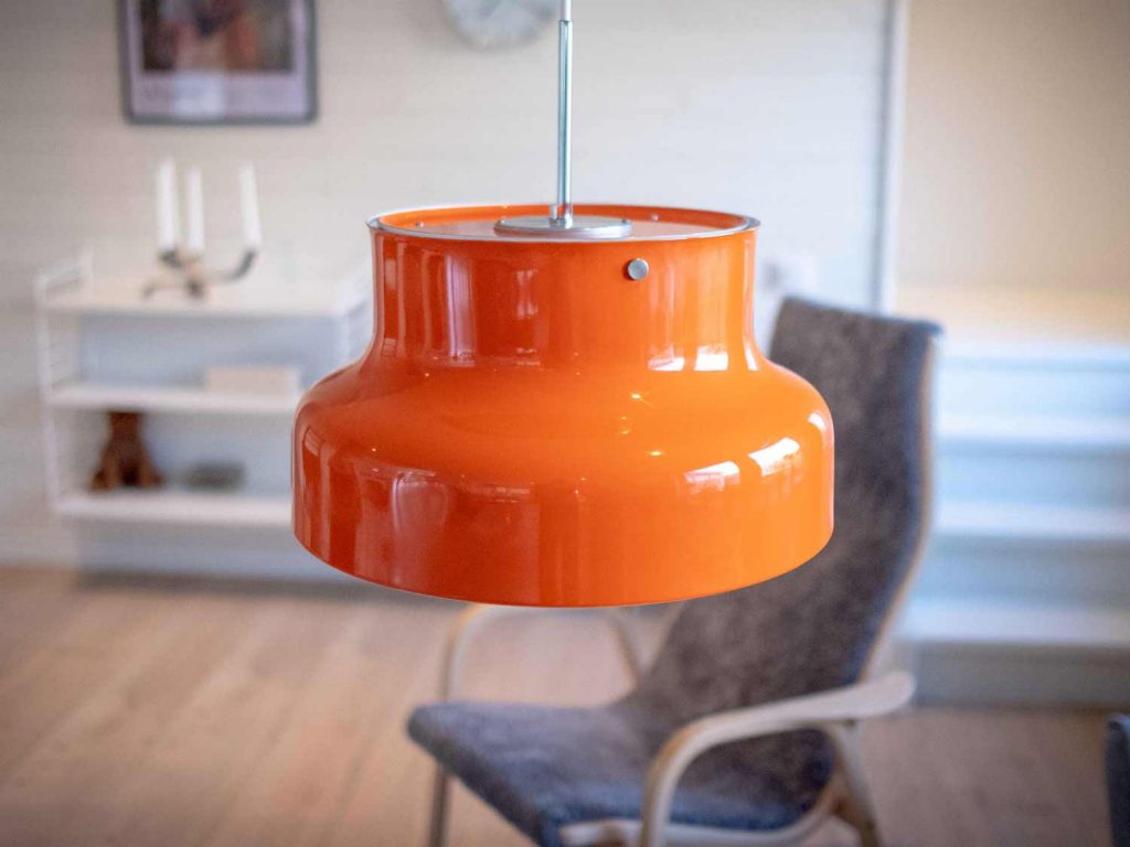 Orange Bumling-lampa i ett rum, till salu