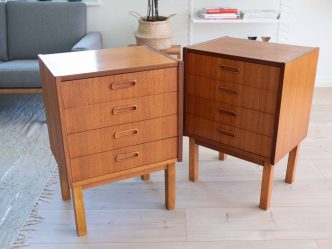 Ett par sängbord eller liten byrå i teak