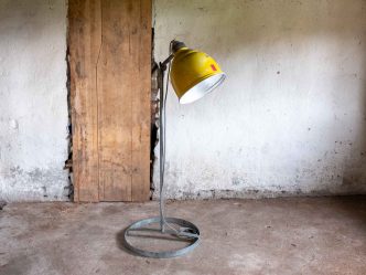 Golvlampa i industristil