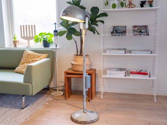 Golvlampa i industristil