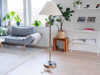 Äldre golvlampa i mässing