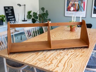 Vägghylla I ek design Hans J Wegner