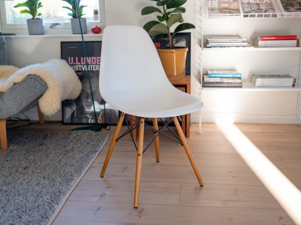 EAMES PLASTIC SIDE CHAIR 7327