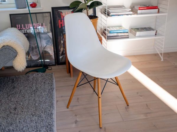 EAMES PLASTIC SIDE CHAIR 7329