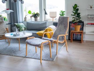 Lamino med pall grått fårskinn