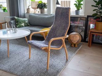 Lamino med grått fårskinn