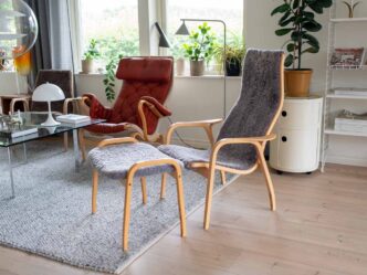 Lamino med fotpall bok grått fårskinn