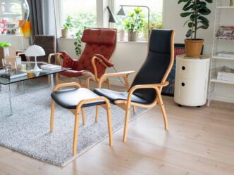 Lamino med fotpall bok svart skinn