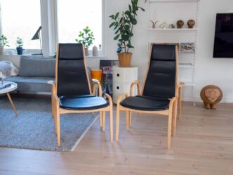 Lamino med fotpall bok svart skinn