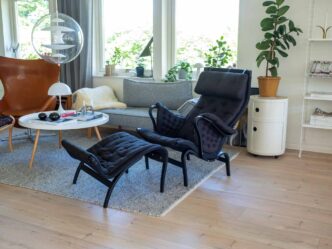 Pernilla 69 med fotpall Black Edition