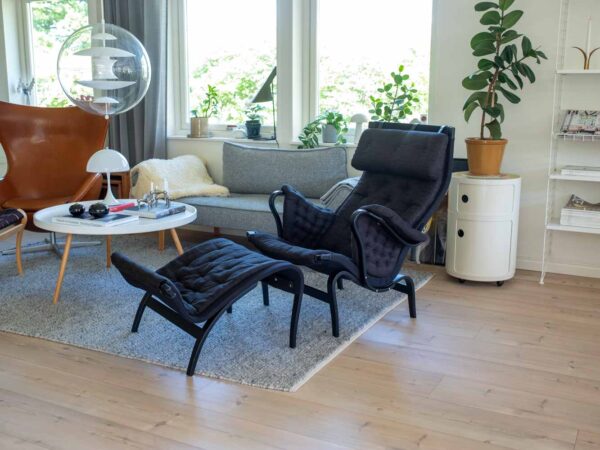 Pernilla 69 med fotpall Black Edition