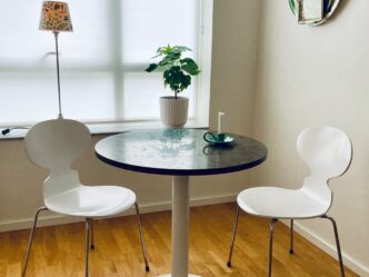 Matbord med Kinnekulle kalksten