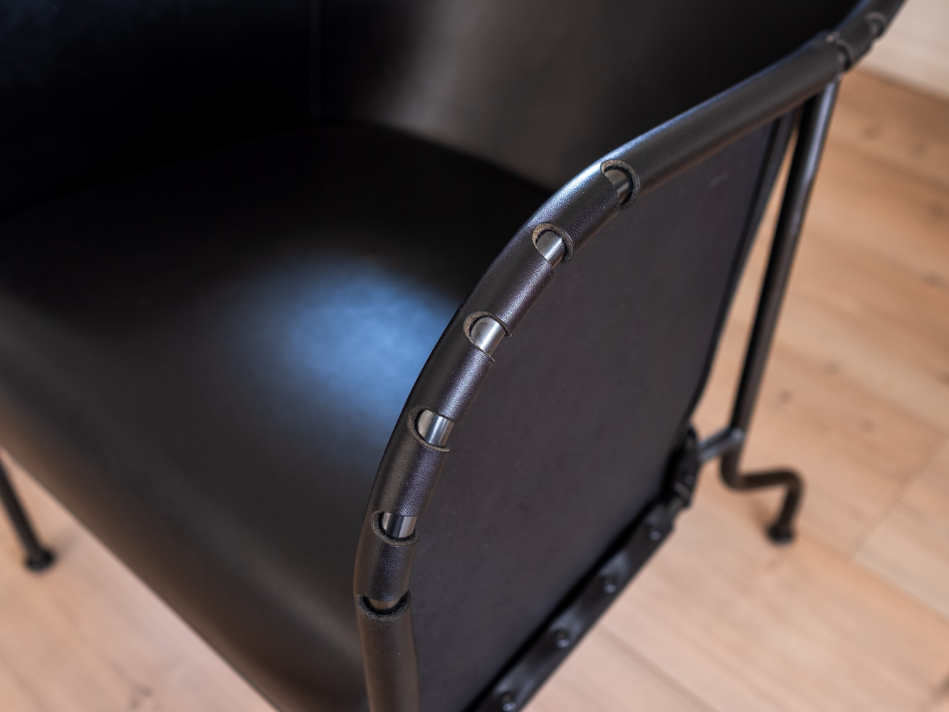 Fåtölj Bruno Design Mats Theselius — Reprobruket