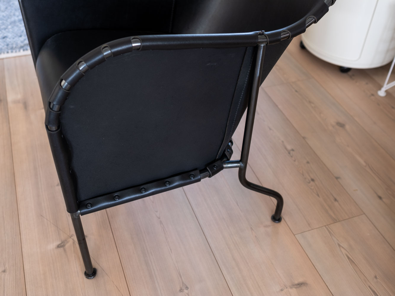 Fåtölj Bruno Design Mats Theselius — Reprobruket